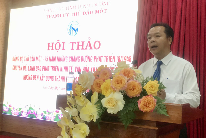 Đồng chí Nguyễn Văn Đông báo cáo đề dẫn hội thảo (Ảnh: Thu Thảo).
